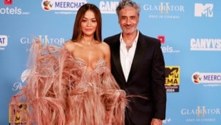 Rita Ora zeigte sich in einem spektakulären Kleid am roten Teppich. (Bild: picturedesk.com/Hubert Boesl / dpa)