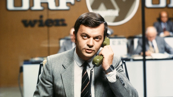 Am „Aktenzeichen XY“-Telefon – so wird er vielen unvergessen bleiben.