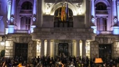 Im spanischen Valencia versammelten sich am Sonntag Zehntausende, um gegen die Regionalregierung zu demonstrieren. Nach den schweren Unwettern sind viele wütend. (Bild: AFP/Cesar Manso)