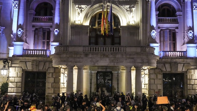 In Valencia, Spain, tens of thousands gathered on Sunday to demonstrate against the regional government. Many are angry after the severe storms. (Bild: AFP/Cesar Manso)