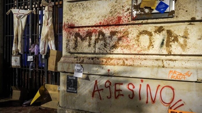 The regional president was insulted on the façade.