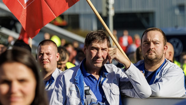 Volkswagen employees protest against announced plant closures and the threat of tens of thousands of job losses. (Bild: AFP/Jens Schlueter)