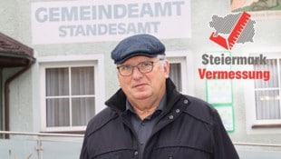 Bürgermeister Johann Schmid (ÖVP): Im Gemeindeamt in Hirschegg gibt es auf Initiative der Gemeinde noch einen Bankomat und eine Postservicestelle. (Bild: Krone KREATIV/Christian Jauschowetz)