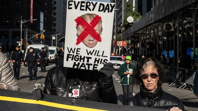 Immigrants demonstrate in New York against the announced mass deportations. "We will fight his hate every day," reads the placard. (Bild: APA/Getty Images via AFP/GETTY IMAGES/STEPHANIE KEITH)