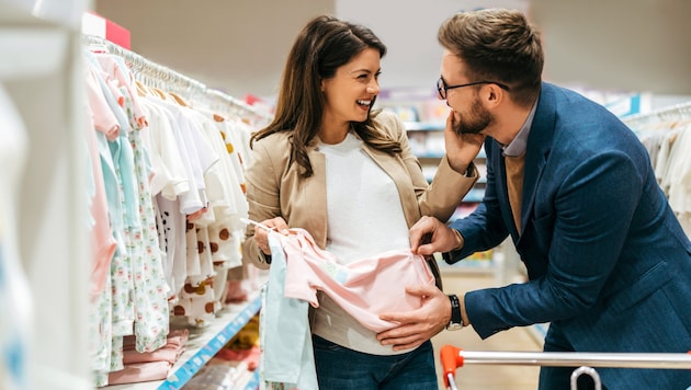 Vor der Geburt für das Baby einzukaufen, ist für viele Paare ein Highlight. (Bild: stock.adobe.com/Dusko)