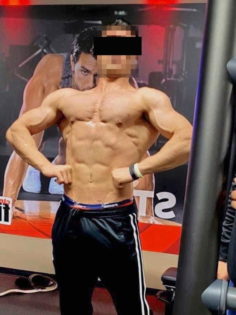 Vain poses: The Afghan and suspected murderer likes to show off his well-trained body on social networks, posing as a fitness model. (Bild: zVg, Krone KREATIV)