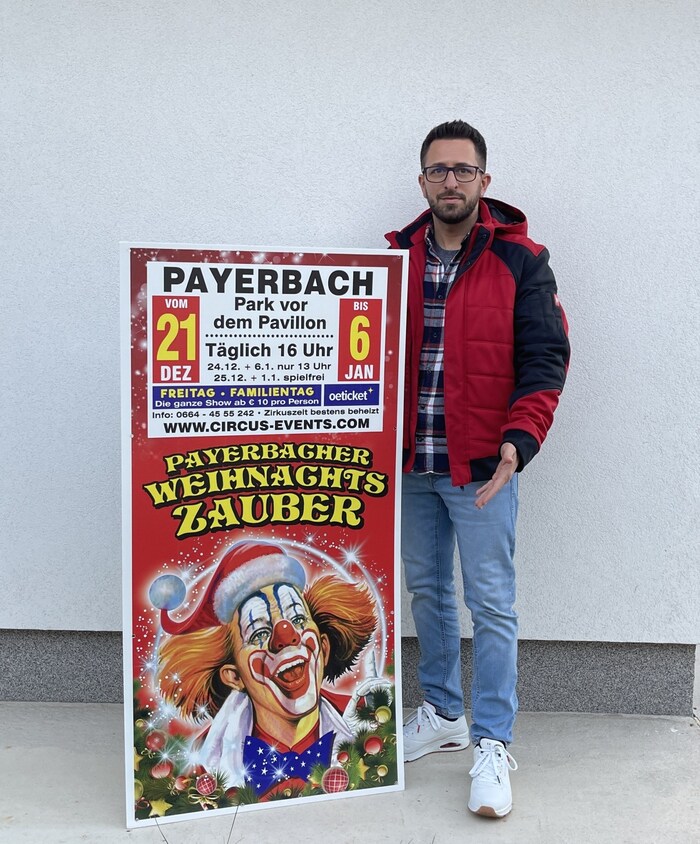 70 Prozent der Plakate, die Roman Mandl im Bezirk Neunkirchen platziert hat, sind plötzlich ...