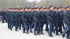 Rund 330 Polizisten wurden am Montag hinter dem Schloss Schönbrunn angelobt. 86 davon versehen ab sofort ihren Dienst, der Rest startet mit der Ausbildung. (Bild: Zwefo)