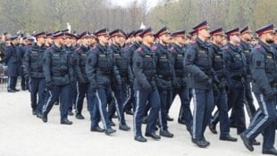 Rund 330 Polizisten wurden am Montag hinter dem Schloss Schönbrunn angelobt. 86 davon versehen ab sofort ihren Dienst, der Rest startet mit der Ausbildung. (Bild: Zwefo)