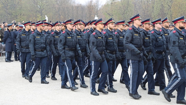 Around 330 police officers were sworn in behind Schönbrunn Palace on Monday. 86 of them are now on duty, the rest are starting their training. (Bild: Zwefo)