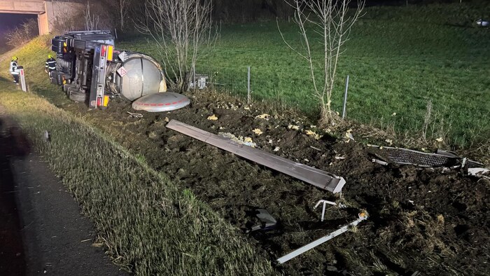 Erst ein Spezialkran hob den Gefahrgut-Lkw auf.