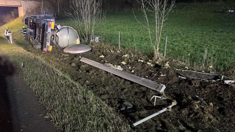 Only a special crane was able to lift the hazardous goods truck. (Bild: Gernot K.-H. Kolb/FF-Seiz)