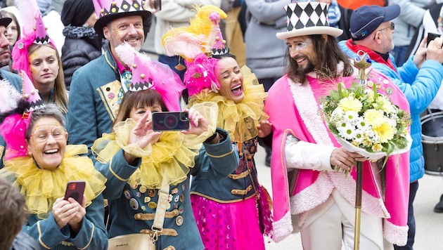 Der Fasching ist ein Paradebeispiel für Geselligkeit: Unterschiedliche kommen zusammen und tauschen sich aus. Das stärkt auch die Gesellschaft als Ganzes. (Bild: Mathis Fotografie)