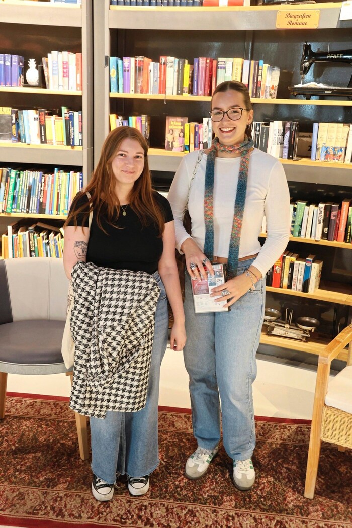 Magdalena und Vanessa stöbern sich gerne durch die Altwaren beim 48er-Tandler.