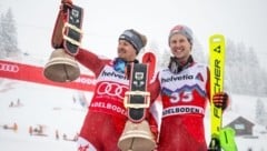 Raschner (re., hier mit Sieger Feller) fuhr im Vorjahr in Adelboden erstmals auf ein Weltcup-Podest. (Bild: AFP/AFP or licensors)