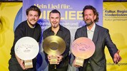 Strahlender Sieger Markus Wolf (Mitte) mit Philipp Krikava (2. Platz) und Dritt- platzierten ...
