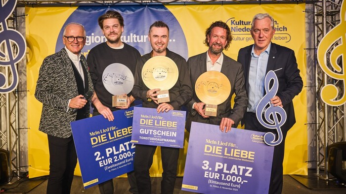 Moderator Andy Marek, Philipp Krikava (2. Platz), Markus Wolf (1. Platz), Martin J. Winkler (3. ...