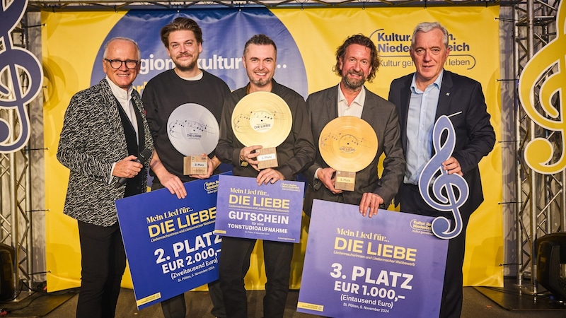 Moderator Andy Marek, Philipp Krikava (2. Platz), Markus Wolf (1. Platz), Martin J. Winkler (3. Platz) und Kulturregion-Niederösterreich-Geschäftsführer Martin Lammerhuber. (Bild: Presse & Foto Franz Gleiß)