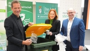 Christian Schreyer (Dachverband der steirischen Abfallwirtschaftsverbände), Landesrätin Simone Schmiedtbauer (ÖVP) und Andreas Pertl (Verpackungskoordinierungsstelle) bei der Präsentation des neuen Systems. (Bild: Pail Sepp)