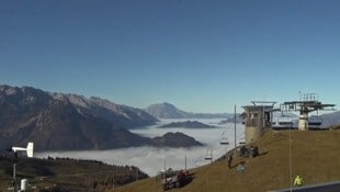 Die Zwieselalm ragte am Montag über das Nebelmeer hinaus – morgen gibt’s unten Nebel und oben dicke Wolken. (Bild: zVg)