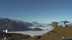 Die Zwieselalm ragte am Montag über das Nebelmeer hinaus – morgen gibt’s unten Nebel und oben dicke Wolken. (Bild: zVg)