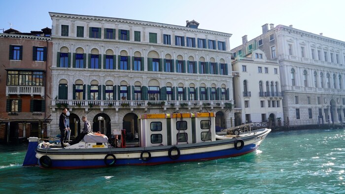 Telefonzellen aus Traiskirchen auf dem Canale Grande in Venedig