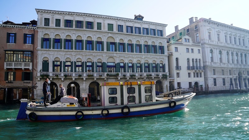 Telephone boxes from Traiskirchen on the Grand Canal in Venice (Bild: Anna Jermolaewa und Bildrecht)