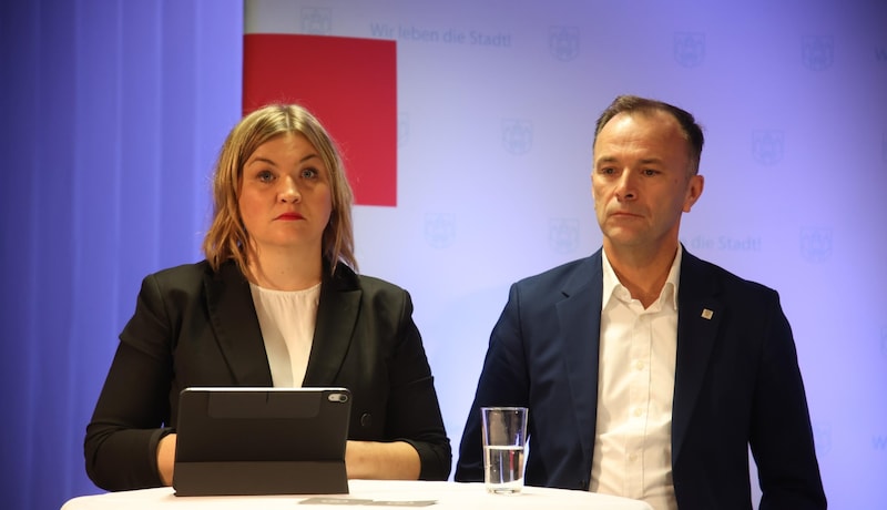 Bernhard Auinger and Anna Schiester are called upon to deliver solutions other than the existing trolleybuses in the foreseeable future. (Bild: Tröster Andreas)