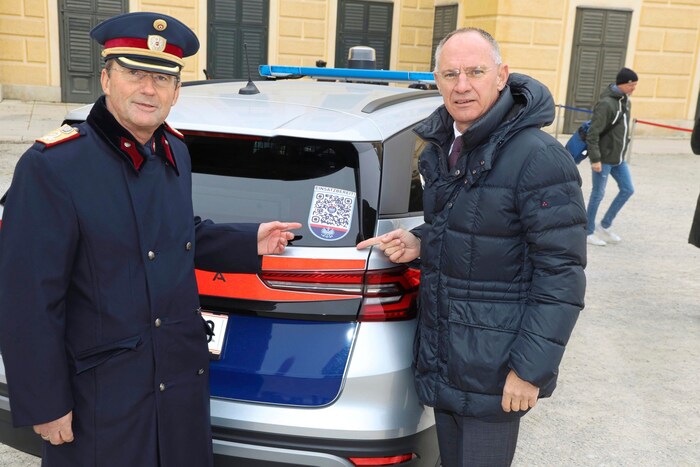 Innenminister Karner und Polizeipräsident Pürstl zeigen den neuen QR-Code her.