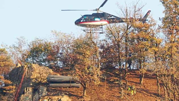 Mit dem Helikopter wurde das tonnenschwere Material zur Absicherung des Gesteins auf den Hang geflogen. Die Sicherungsarbeiten nach dem Felssturz kommen schneller als erwartet voran. (Bild: NÖ Straßendienst)