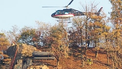 Mit dem Helikopter wurde das tonnenschwere Material zur Absicherung des Gesteins auf den Hang geflogen. Die Sicherungsarbeiten nach dem Felssturz kommen schneller als erwartet voran. (Bild: NÖ Straßendienst)