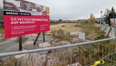 Das mächtige Plakat half nichts, niemand wollte hier als neuer Bauherr oder Investor auftreten. (Bild: Andreas Moser)