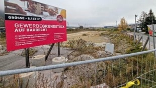 Das mächtige Plakat half nichts, niemand wollte hier als neuer Bauherr oder Investor auftreten. (Bild: Andreas Moser)