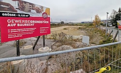 Das mächtige Plakat half nichts, niemand wollte hier als neuer Bauherr oder Investor auftreten.