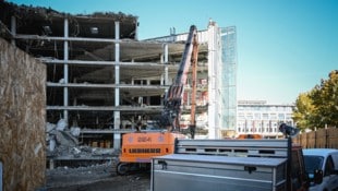 Seit Juli wird der ehemalige XXXLutz in Linz in Etappen abgerissen. Grund: Die abgebauten Materialien werden strikt getrennt, um sie recyceln oder optimal entsorgen zu können. (Bild: Wenzel Markus)