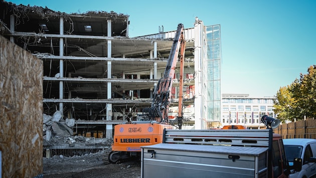 Seit Juli wird der ehemalige XXXLutz in Linz in Etappen abgerissen. Grund: Die abgebauten Materialien werden strikt getrennt, um sie recyceln oder optimal entsorgen zu können. (Bild: Wenzel Markus)