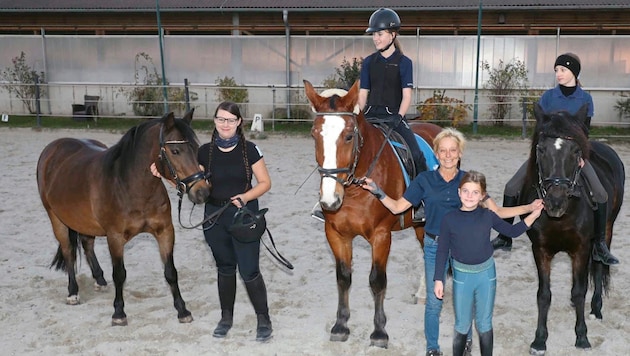 „Free Willy“ mit Verena, „Gerry“ mit Teresa, Monika Beudel mit Emma sowie „Ronda“ mit Marlene. (Bild: Reinhard Judt)