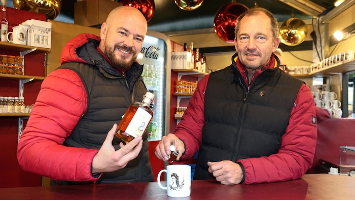 Hansi Schwetz (re.) fügt auf Wunsch einen Schuss Rum hinzu.