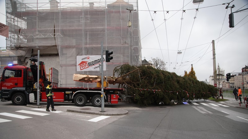 Der Transport war eine Herausforderung: Zentimeterarbeit an den Kurven (Bild: Tröster Andreas)