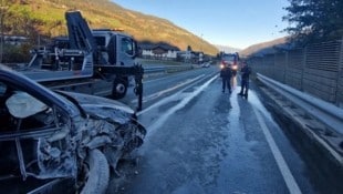 Das Auto ist nach dem Aufprall ein Totalschaden. (Bild: Freiwillige Feuerwehr Neukirchen/Großvenediger)