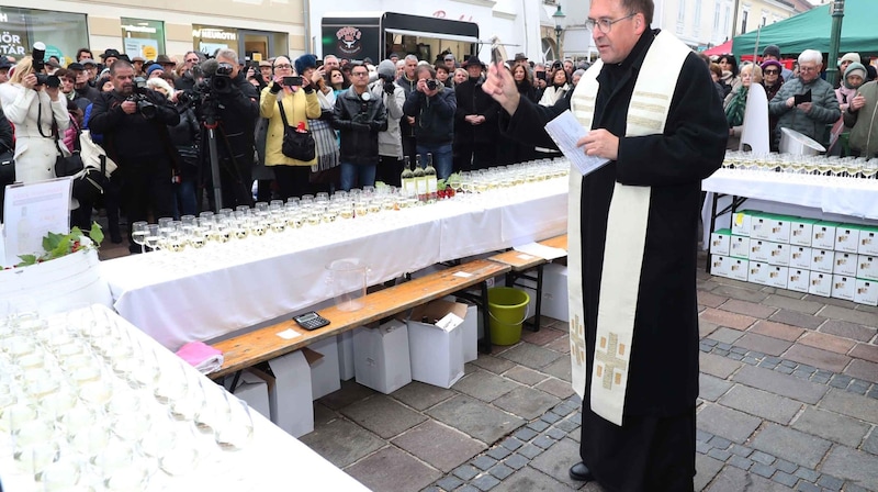 Pfarrer Achim Bayer bei der Weintaufe in Eisenstadt. (Bild: Judt Reinhard)