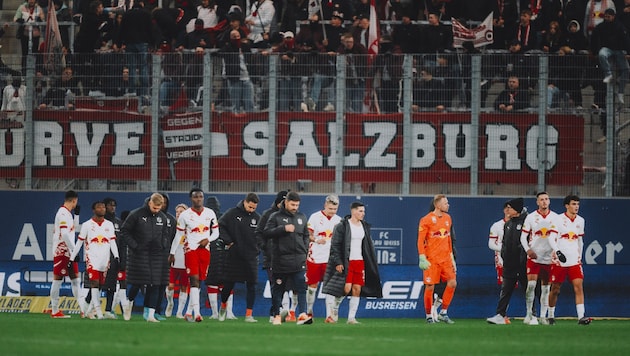 A familiar picture: hanging heads among the bulls. (Bild: 2024 FC Red Bull Salzburg)