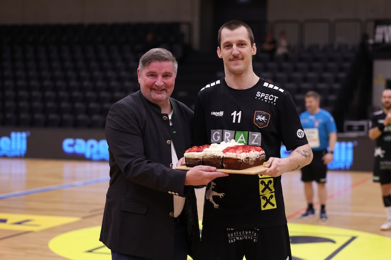 Jozsef Albek with Graz club manager Michael Schweighofer and the red-white-red cake after receiving his citizenship. (Bild: GEPA/GEPA pictures)