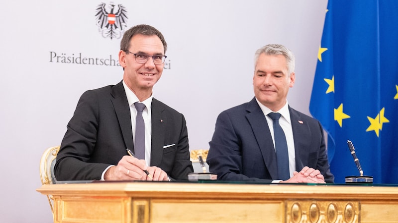 Federal Chancellor Karl Nehammer (right) praised Markus Wallner in the Hofburg as Vorarlberg's governor. (Bild: APA/GEORG HOCHMUTH)