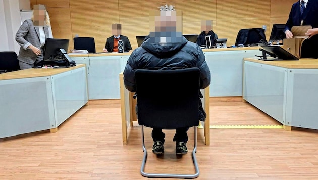 The defendant at the trial in Innsbruck Regional Court (Bild: Moser Andreas/Krone KREATIV)