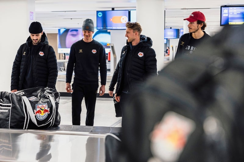 Die Eisbullen am Flughafen vor dem Abflug nach Lahti. (Bild: 2024 EC Red Bull Salzburg)