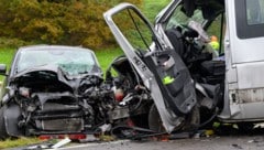 An beiden Fahrzeugen entstand Totalschaden (Bild: Werner Kerschbaummayr/TEAM FOTOKERSCHI / KERSCHBAUMMAYR)