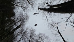 Einer der beiden Männer wurde per Hubschrauber ausgeflogen. (Bild: Bergrettung Golling)