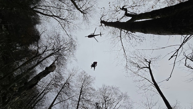 One of the two men was flown out by helicopter. (Bild: Bergrettung Golling)