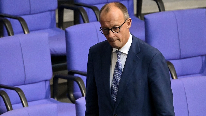 CDU leader Friedrich Merz is urging Chancellor Olaf Scholz to call a vote of confidence as soon as possible. His party does not want to cooperate with the red-green minority government on legislative decisions for so long. (Bild: APA/AFP/Tobias SCHWARZ)